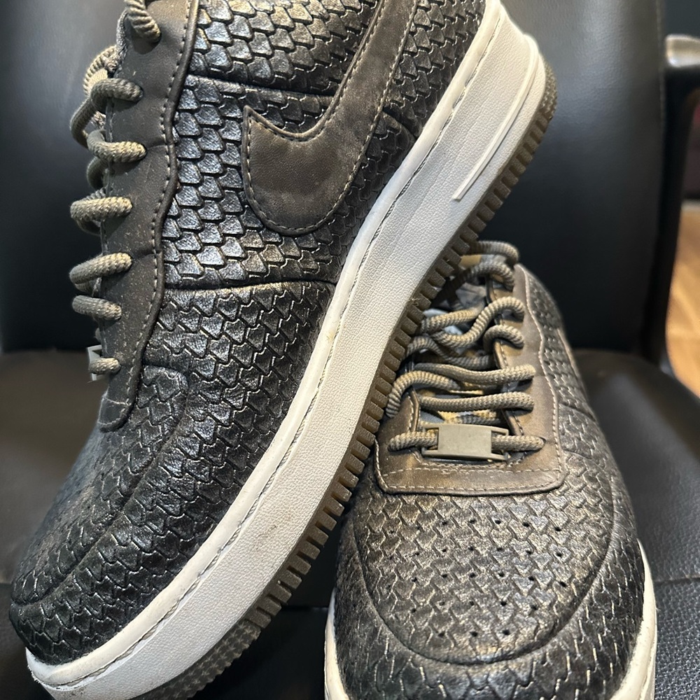 Nike WMNS AIR FORCE 1 UPSTEP PREMIUM Textured Sneakers Size 10